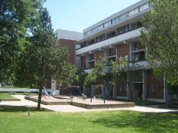 125 Leeward Glenway #211, Toronto, ON M3C 2Z6