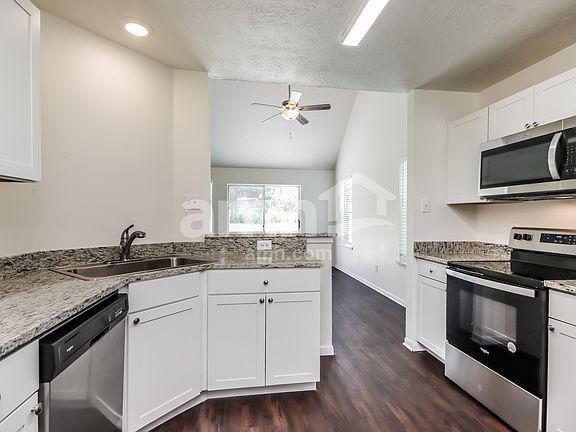 4th image of 13318 Hilltop Cir