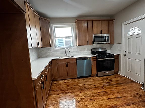 4th image of 12 Montrose St