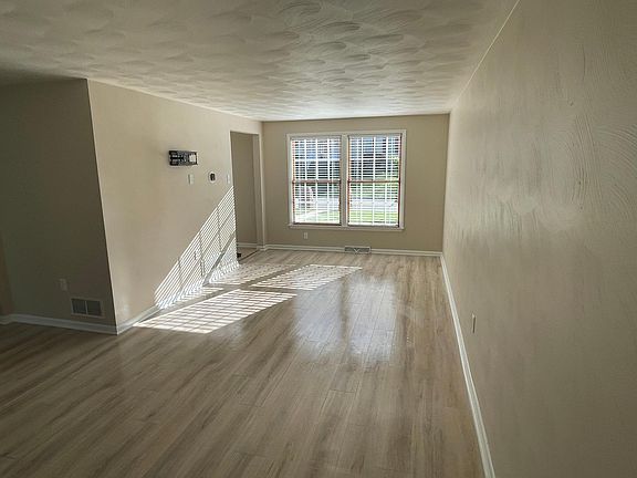 5th image of 324 Dogwood Dr