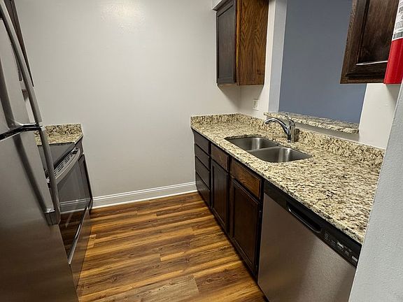 5th image of 621 Gateway Ct APT F