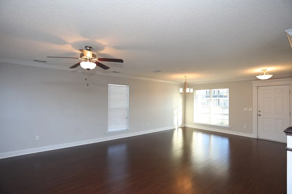 4 bed, 2.5 bath, 1978 sqft, $2,300 — Photo 2
