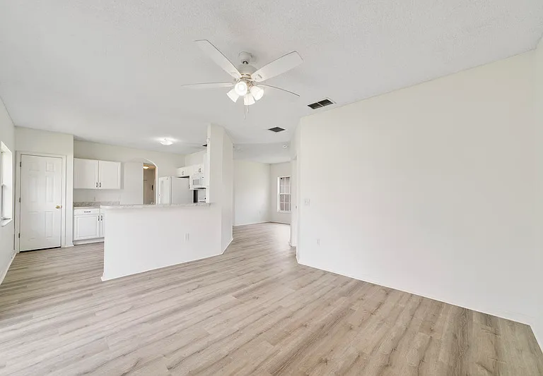 566 Hummingbird Ct — Photo 2
