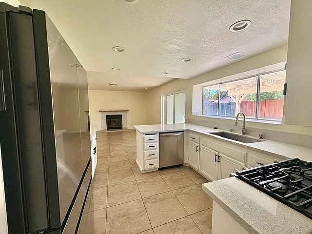 2344 Langhorn St — Photo 8