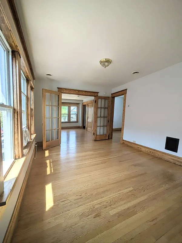 3 bed, 1.0 bath, 1055 sqft, $1,400 — Photo 2