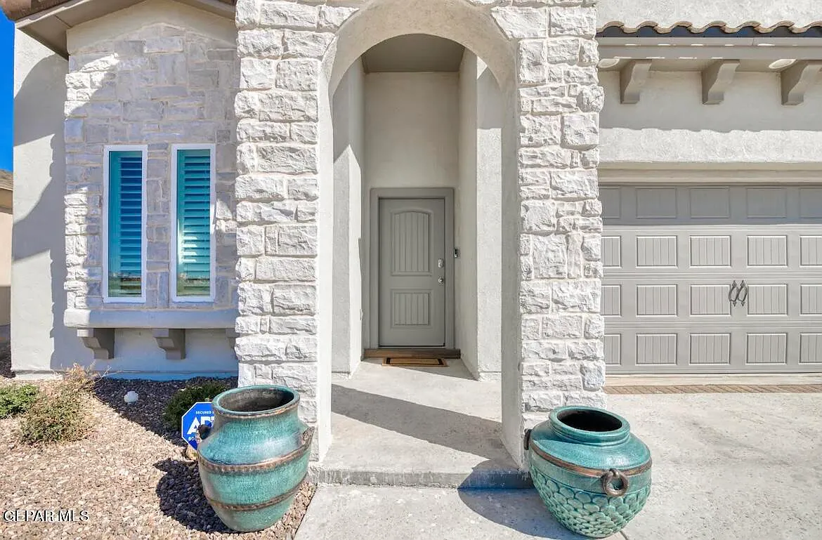 3 bed, 2.0 bath, 1730 sqft, $3,200 — Photo 2