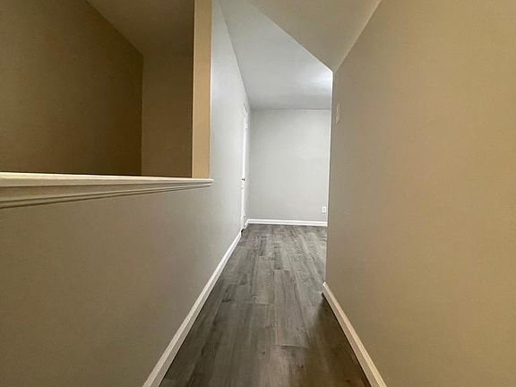 4th image of 24660 Cloverlawn Ave