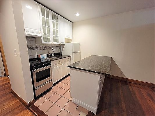5th image of 146 E 35th St APT 2b