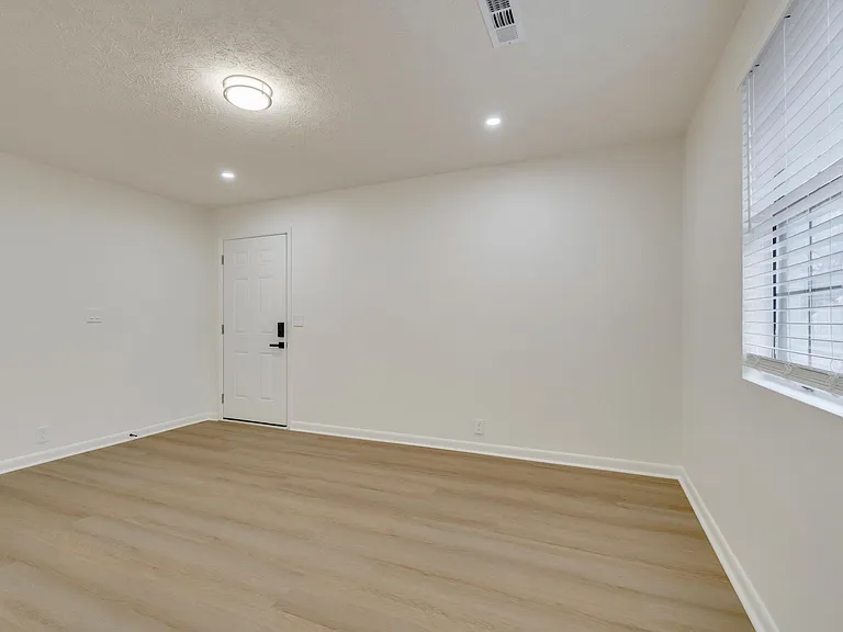 506 Morton Ave — Photo 11