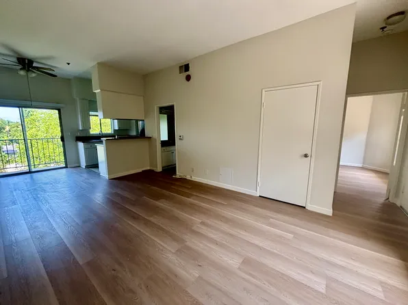 11925 Riverside Dr, Valley Village, CA