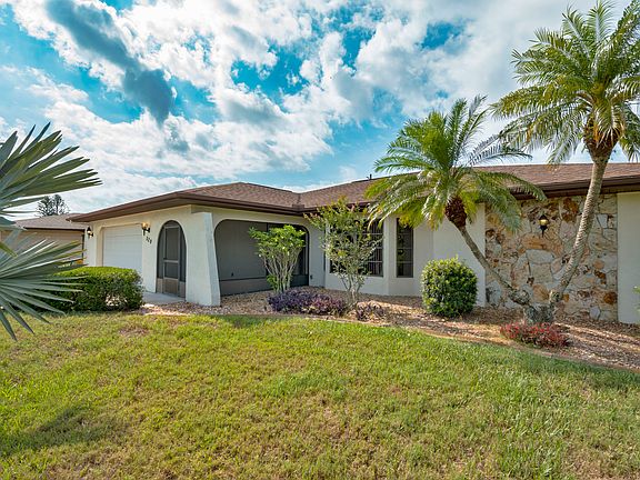 Another view of front of hom