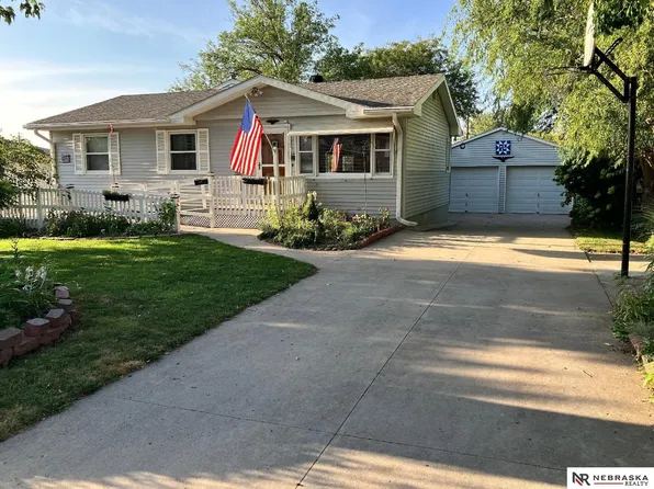 414 Highland Dr, Gretna, NE 68028