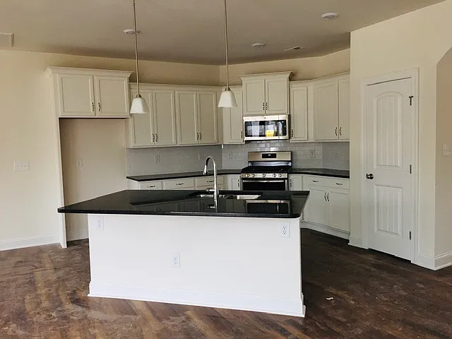 3 bed, 2.5 bath, 2016 sqft, $2,095 — Photo 3