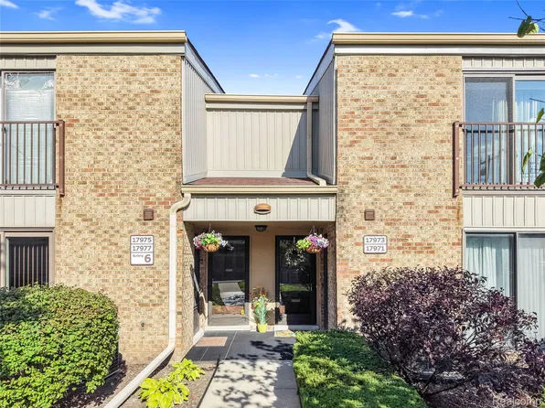 17973 University Park Dr, Livonia, MI 48152