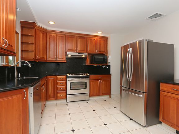 2nd image of 1 Orchard Ct