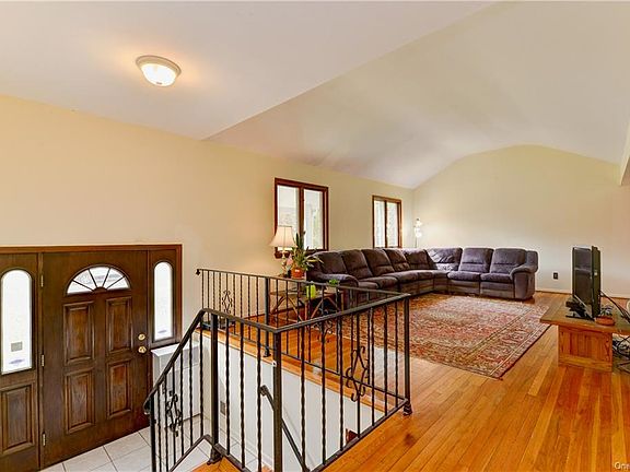 5th image of 210 Radcliff Dr