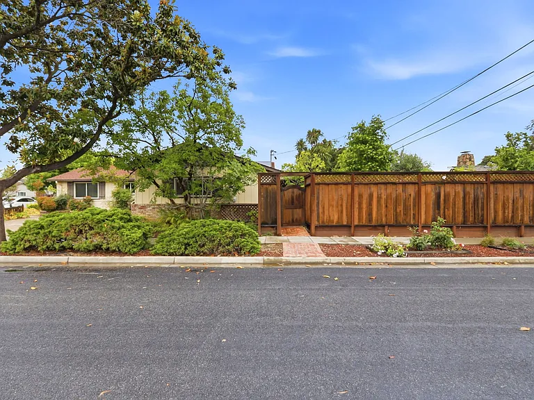 927 Lorne Way — Photo 5