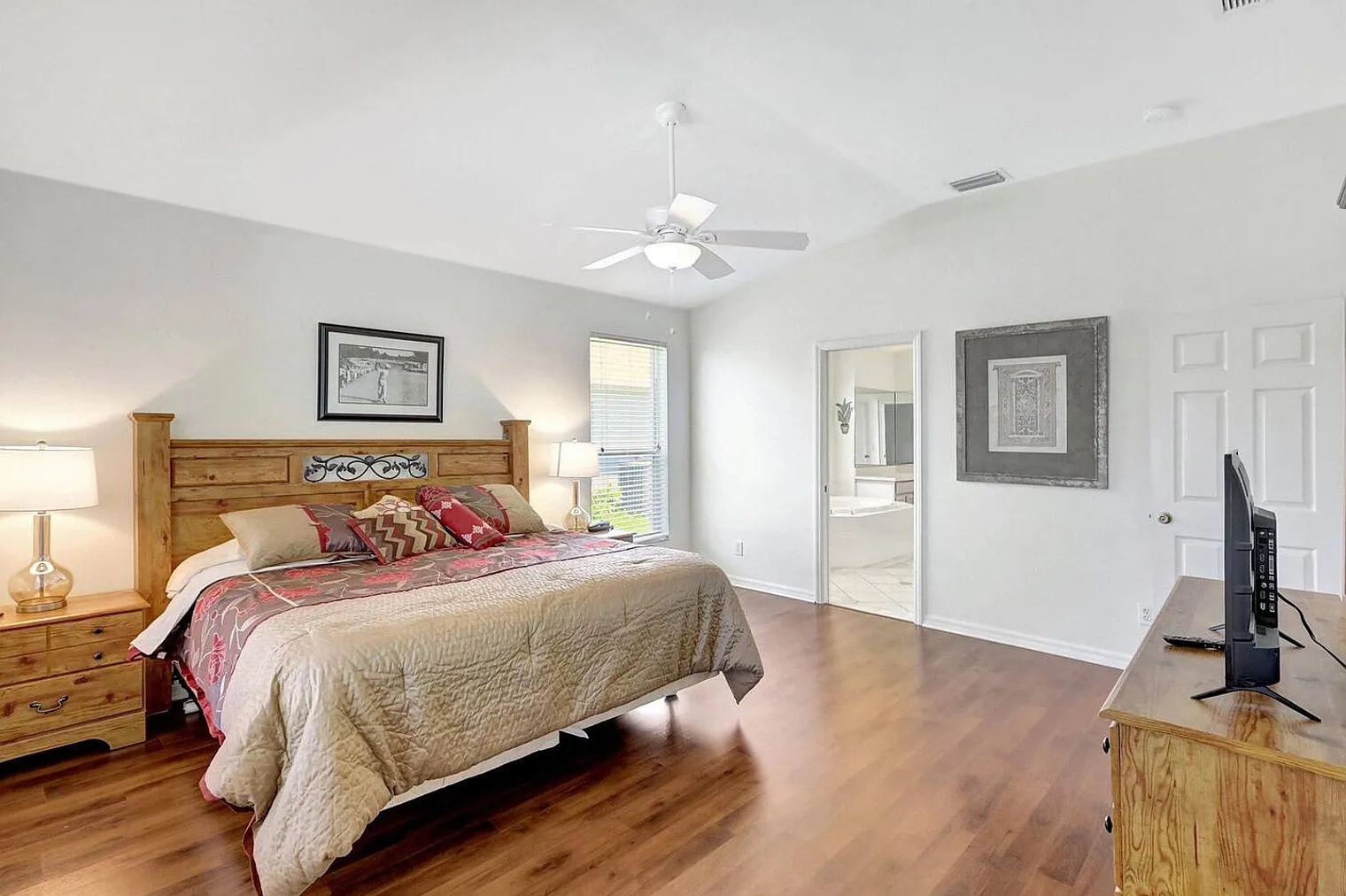 5 bed, 2.0 bath, 16447 sqft, $4,068 — Photo 4