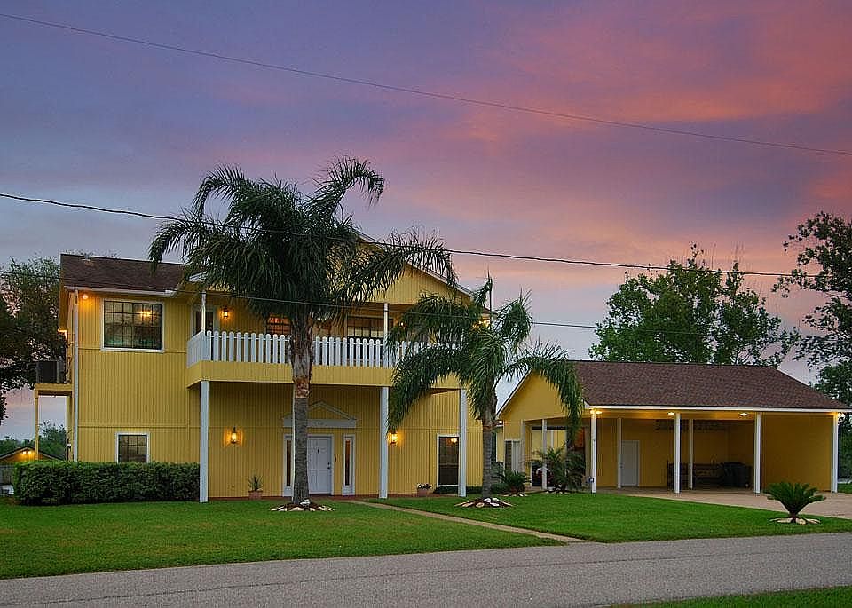 AWESOME CURB APPEAL W/ FRESHLEY PAINTED EXTERIOR, MATURE PALMS, COVERED PATIO, DETACHED CARPORT,  & WORKSHOP!