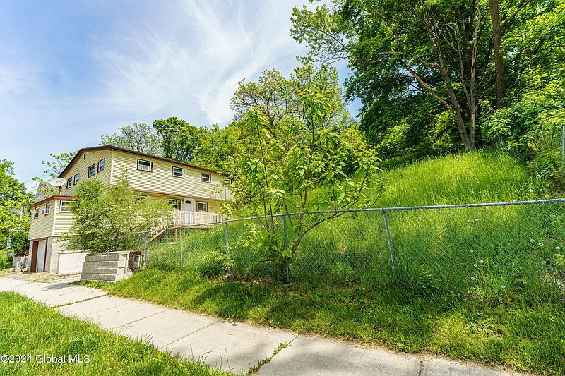 2nd image of 916 6th Street