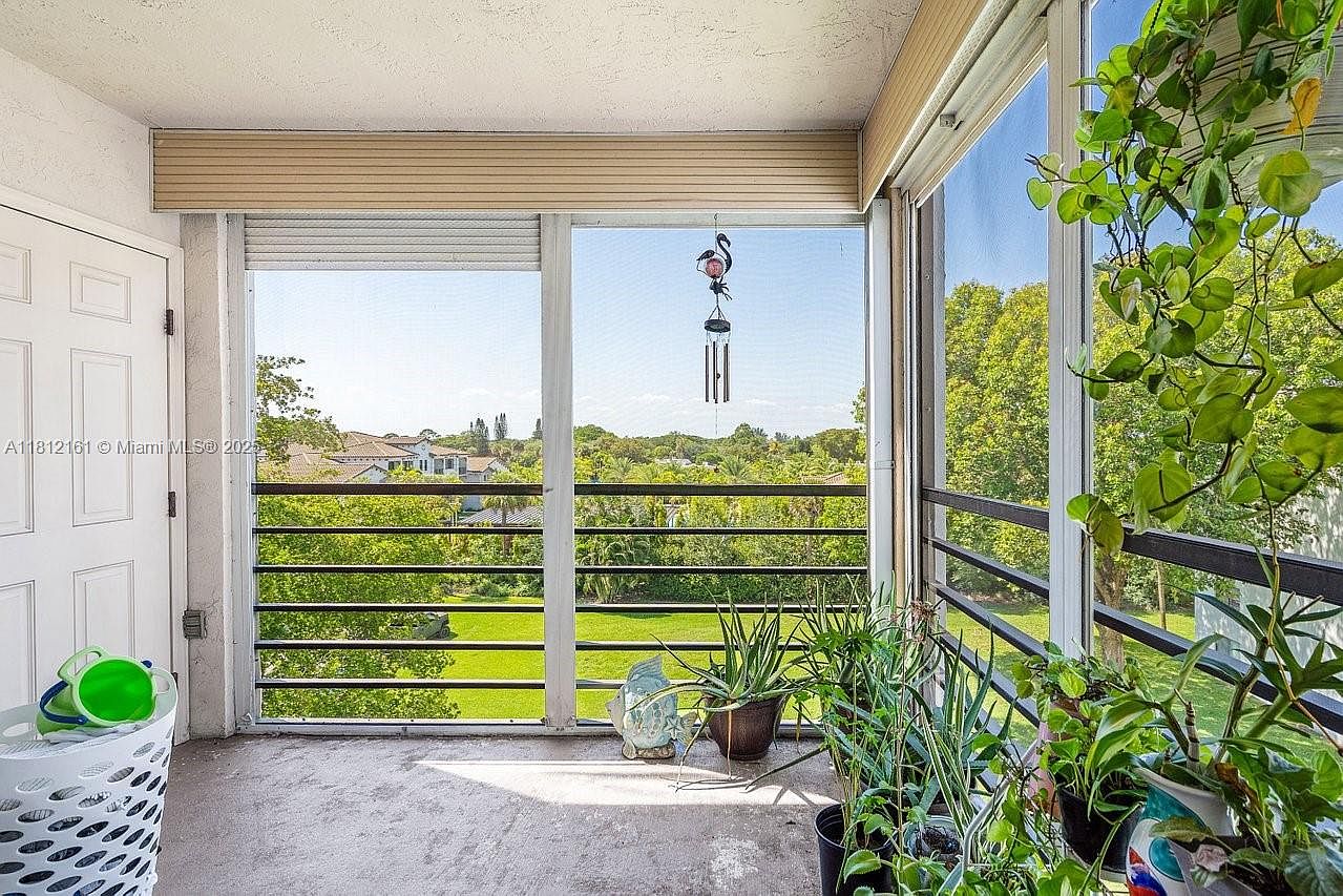 9235 SW 8th St APT 502