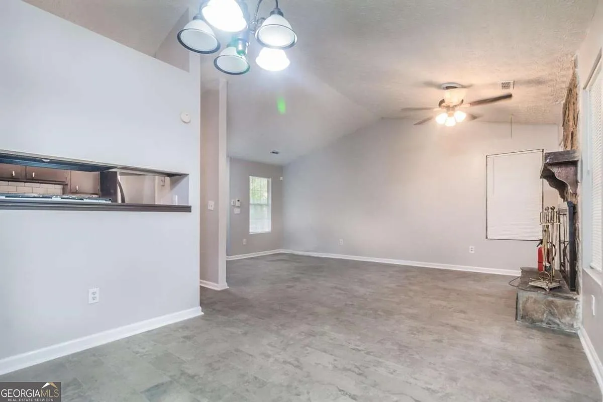 3 bed, 2.0 bath, 1208 sqft, $1,600 — Photo 4