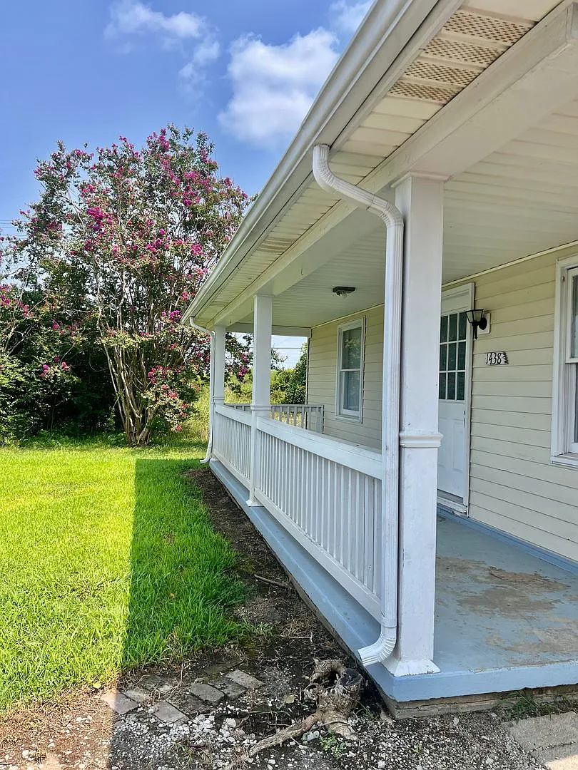 Available August 15! 3 Bedroom Home Near Downtown Clarksville — Photo 3