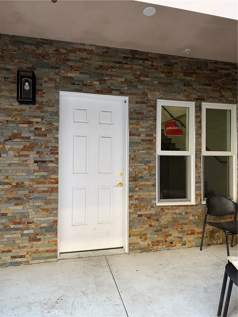 11808 Hart St — Photo 4