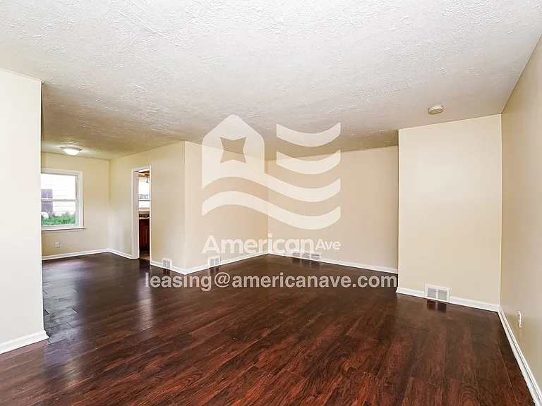 1116092_003_living_room_3.jpg