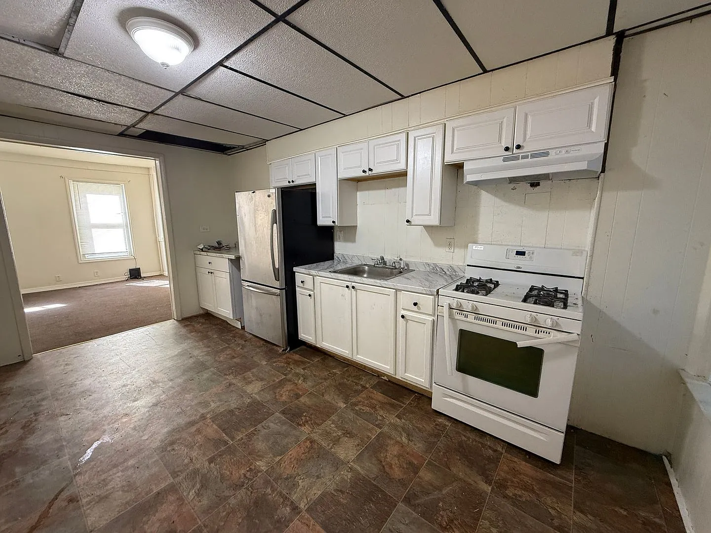 Spacious 4-bedroom, 1-bath brick home conveniently located in Allentown. — Photo 4