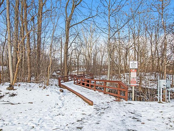 3rd image of 219 Cove View Ct