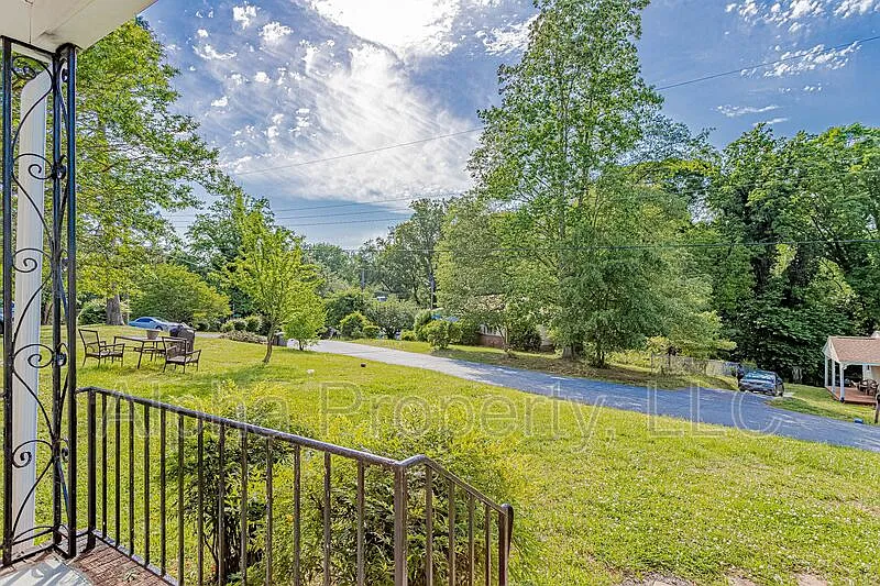 2 bed, 1.0 bath, 1140 sqft, $1,350 — Photo 4