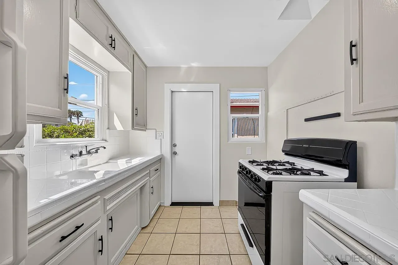 2 bed, 1.0 bath, 750 sqft, $2,700 — Photo 1