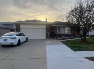 852 Tonne Rd, Elk Grove Village, IL 60007