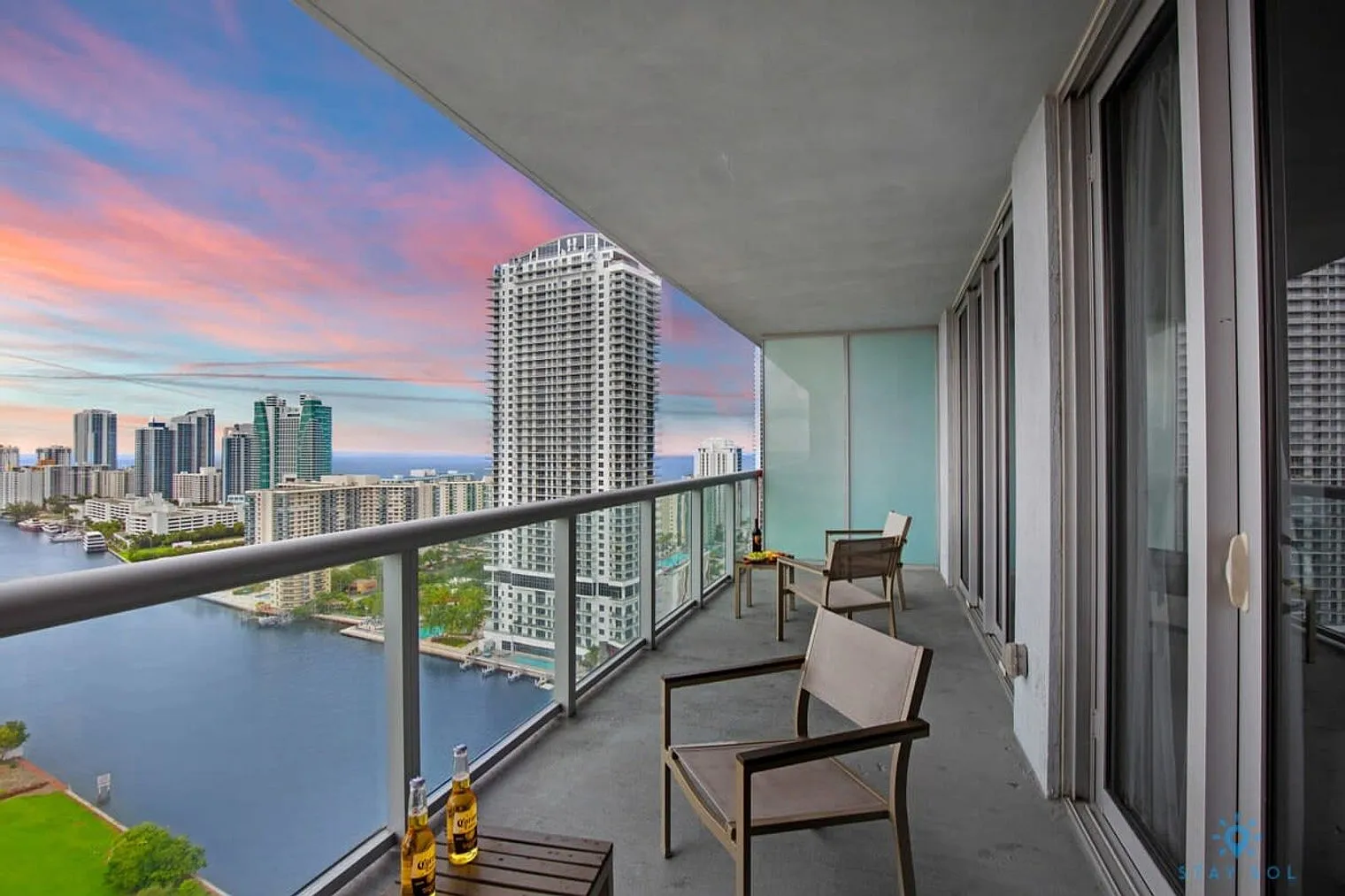 2 bed, 2.0 bath, 990 sqft, $4,448 — Photo 2