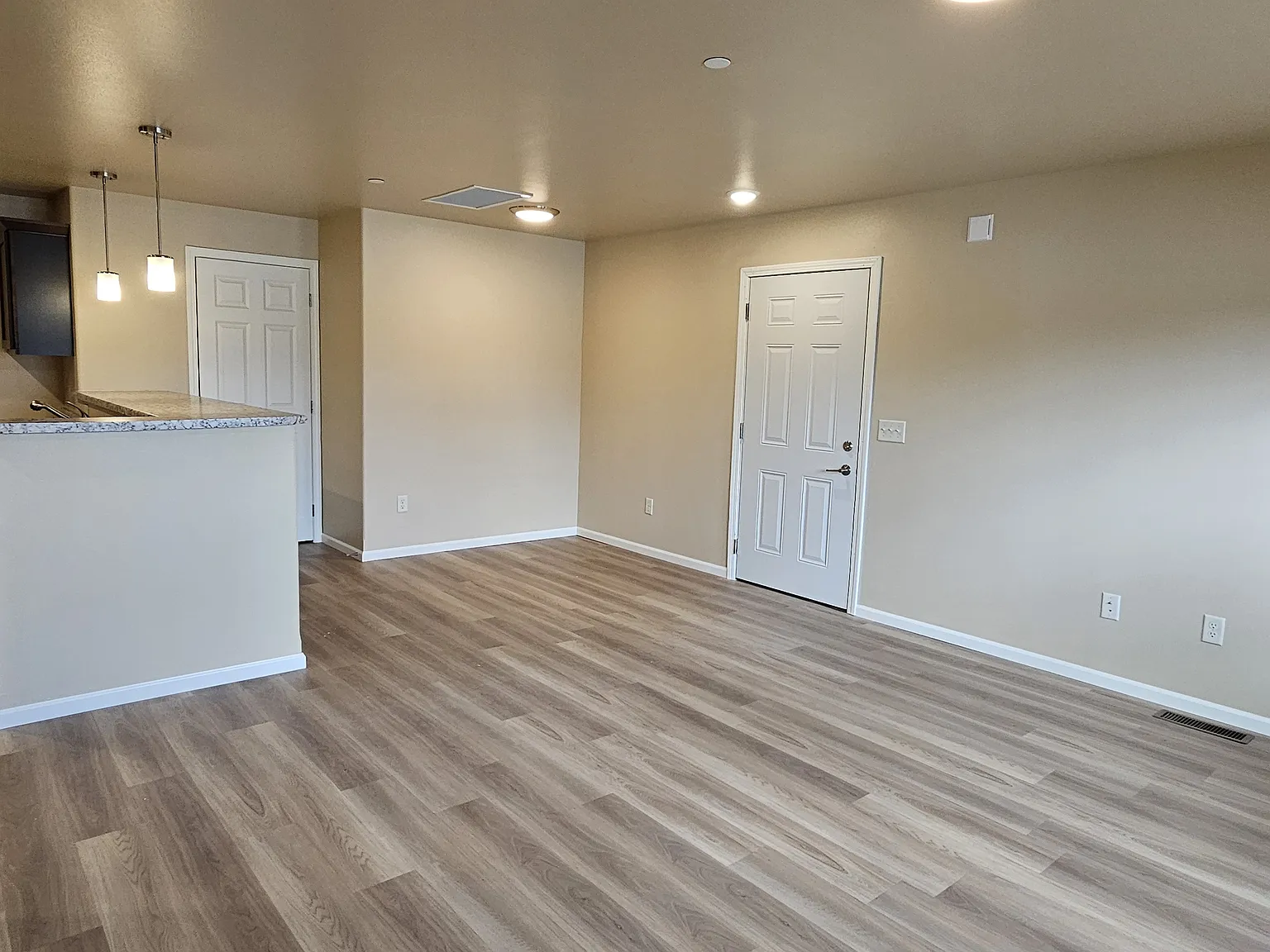 2 bed, 1006 sqft, $1,400 — Photo 2