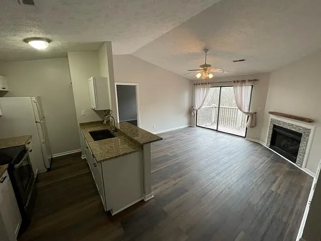 18 Woodland Hills Dr #10