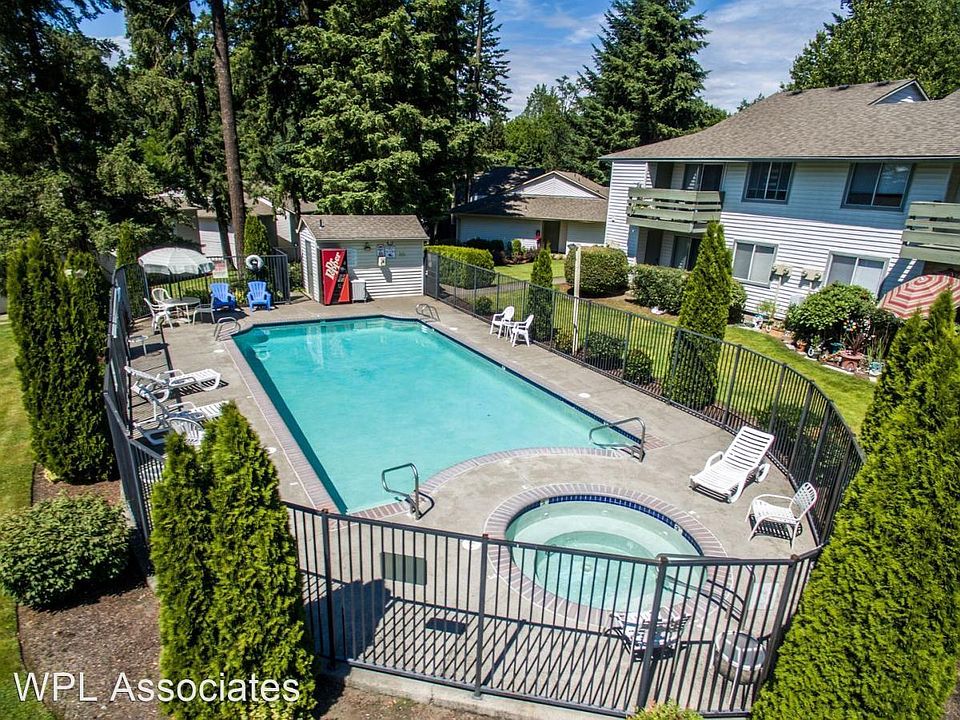 Seasonal Pool & Year-round Hot tub
