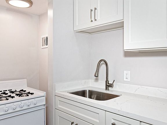 5th image of 2709 Dwight Way APT 10