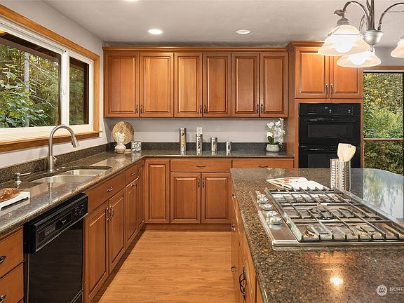 A wonderful kitchen just set up for entertaining!>