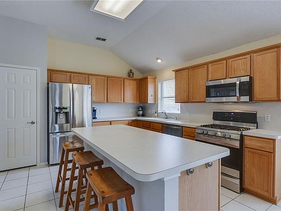4th image of 811 Banbury Ct