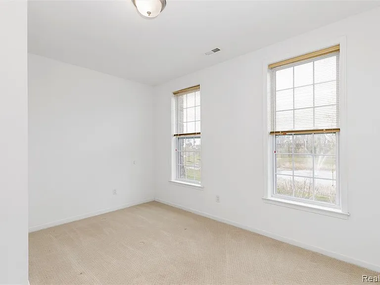 2769 Ashcombe Dr — Photo 6