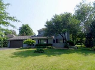 8N052 Falcons Trl, St Charles, IL 60175