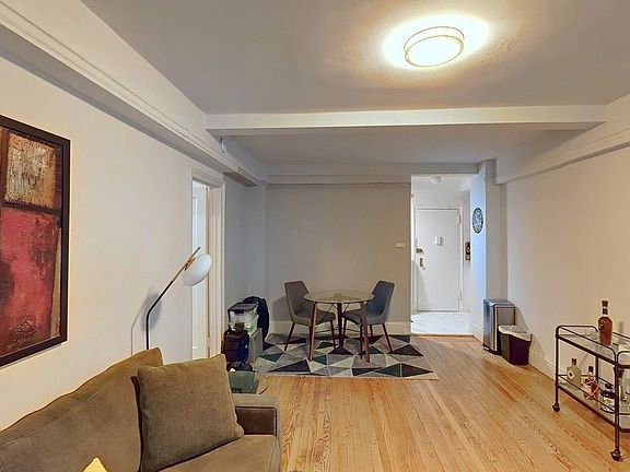 3rd image of 50 W 72nd St APT 401