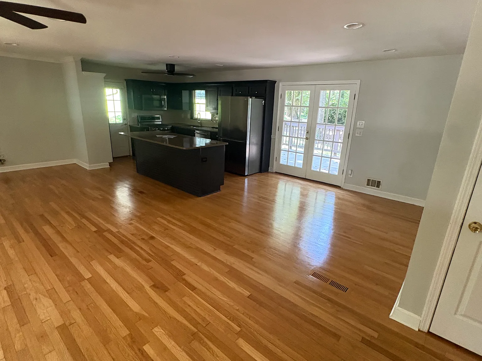 3 bed, 2296 sqft, $2,400 — Photo 2