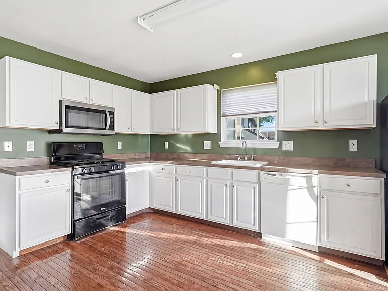 327 Allens Ln — Photo 10