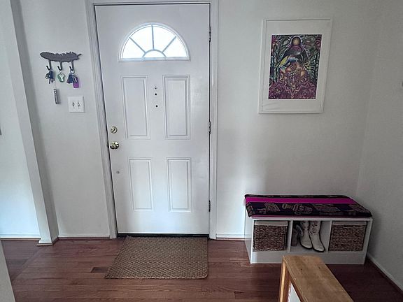 2nd image of 5572 Hollins Ln