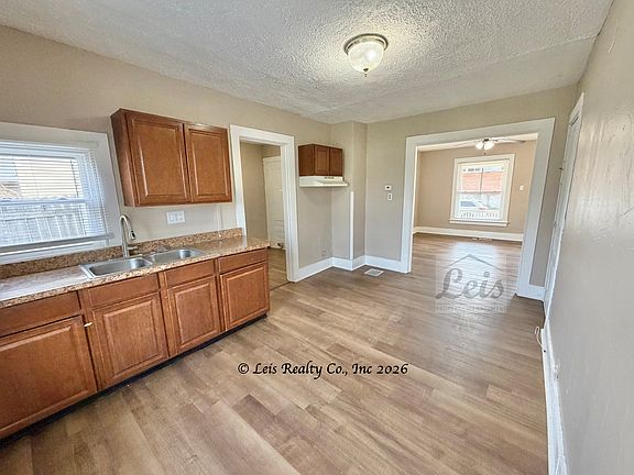 4th image of 622 S Roosevelt Ave #1