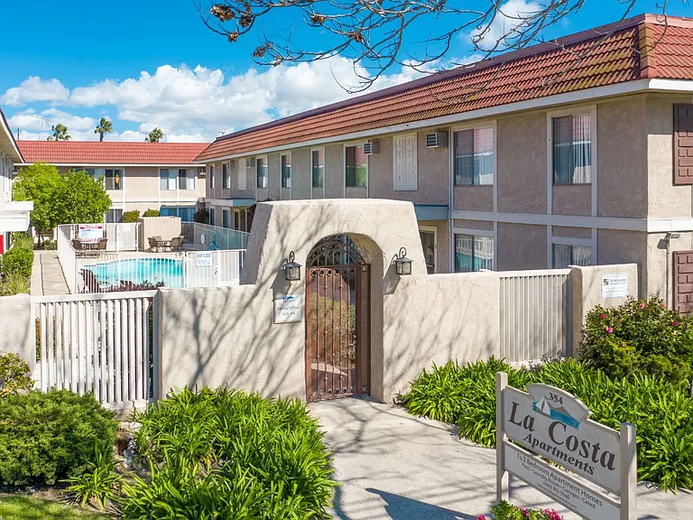 La Costa Apartments — Photo 2
