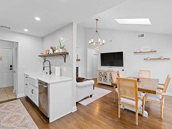 5th image of 555 Riverside Ave APT 12